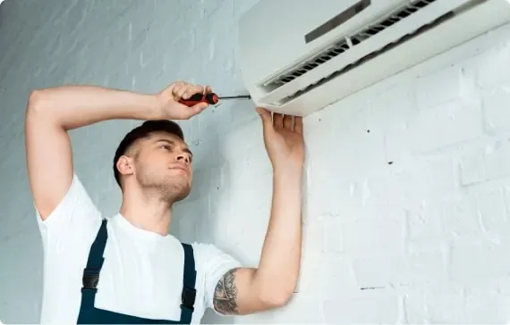 Técnico reparando ar-condicionado inverter