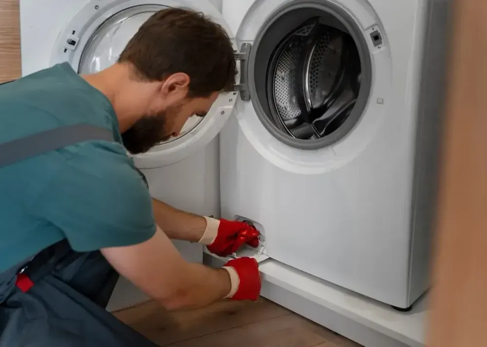 Técnico consertando máquina de lavar roupas em Joinville